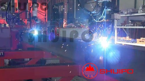 工作中的鋼結(jié)構(gòu)附件自動焊接機(jī)